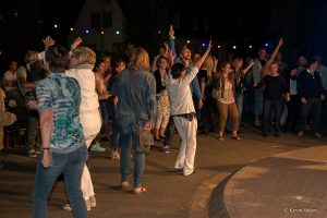 Tanzen im Sitzen für Frauen ab 60 Jahre @ Dorfgemeinschaftshaus